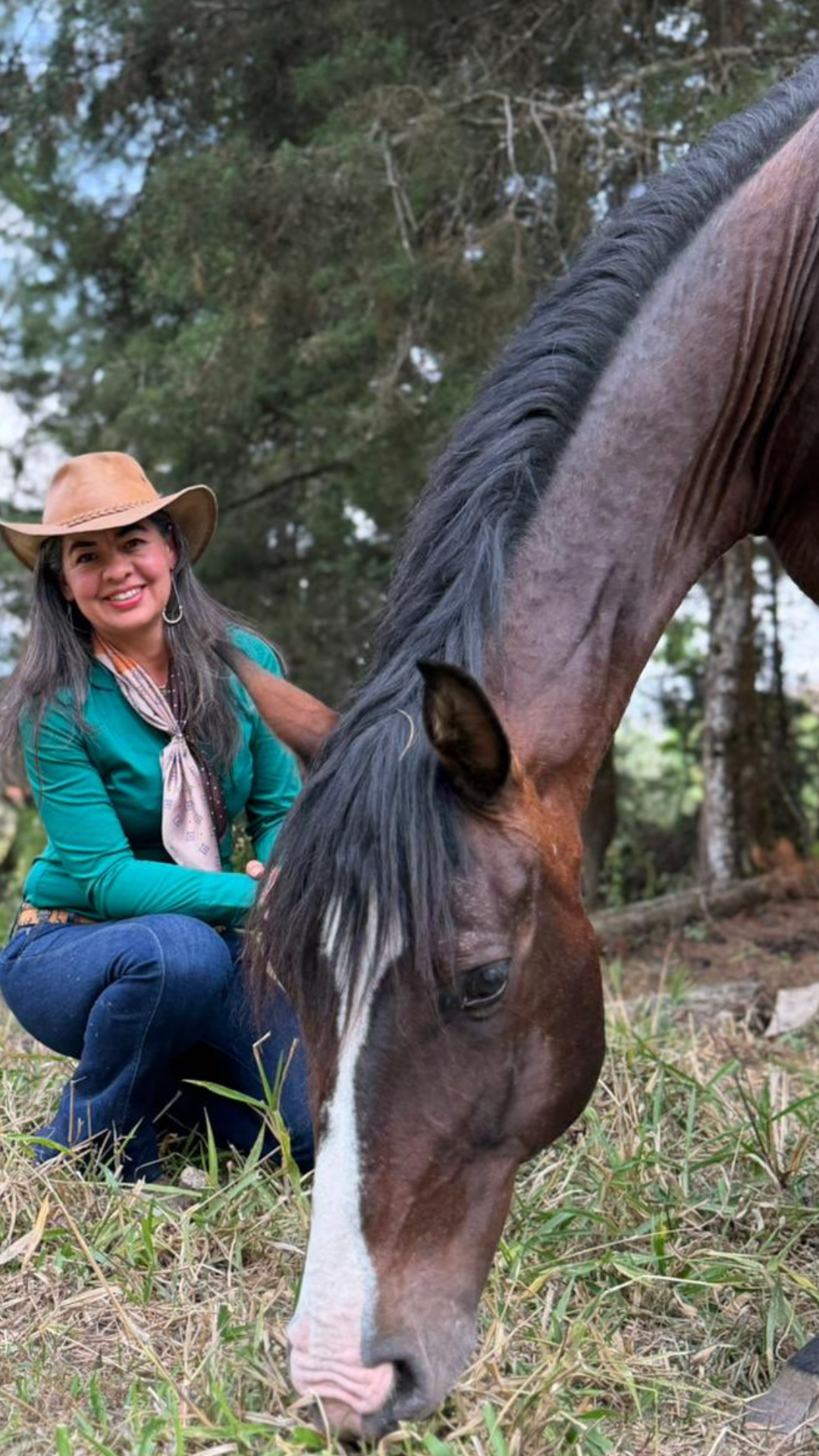 Fundadora de Conexión Total junto a su caballo en Finca El Valle